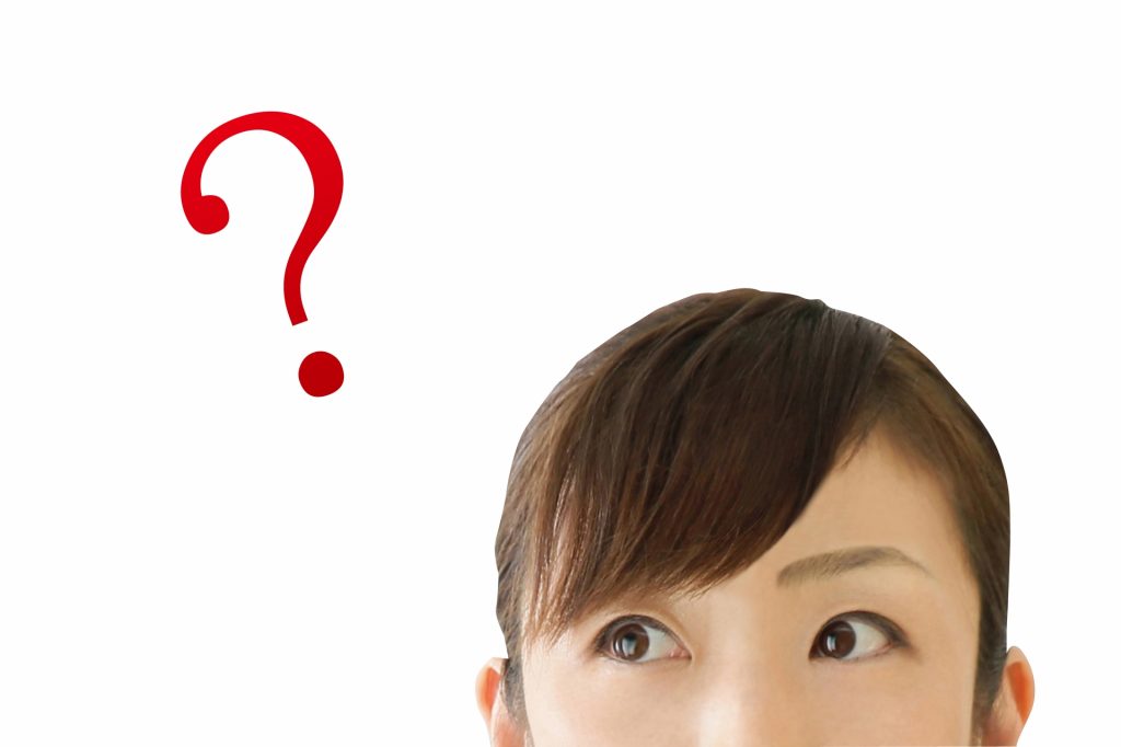 考える女性