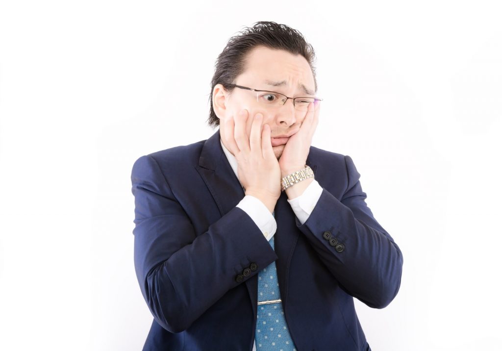 ショックを受けているサラリーマン