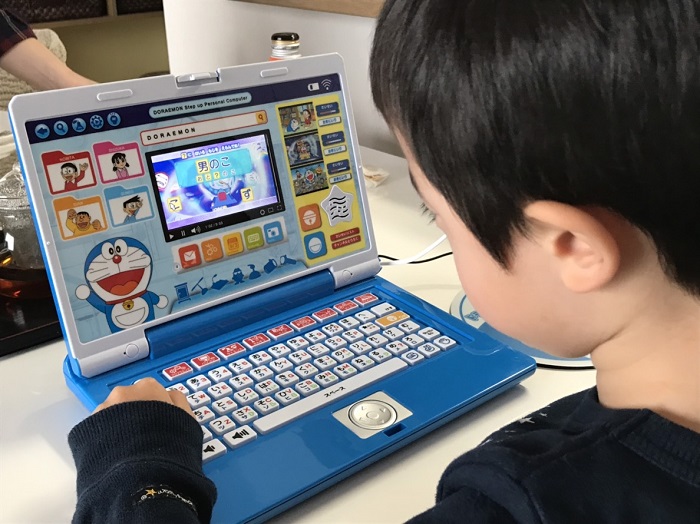 パソコンに夢中になるわが子