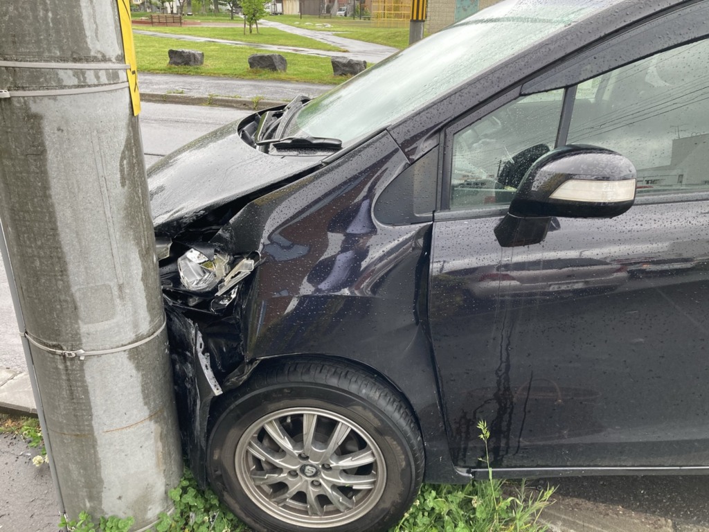 交通事故になって電柱に激突